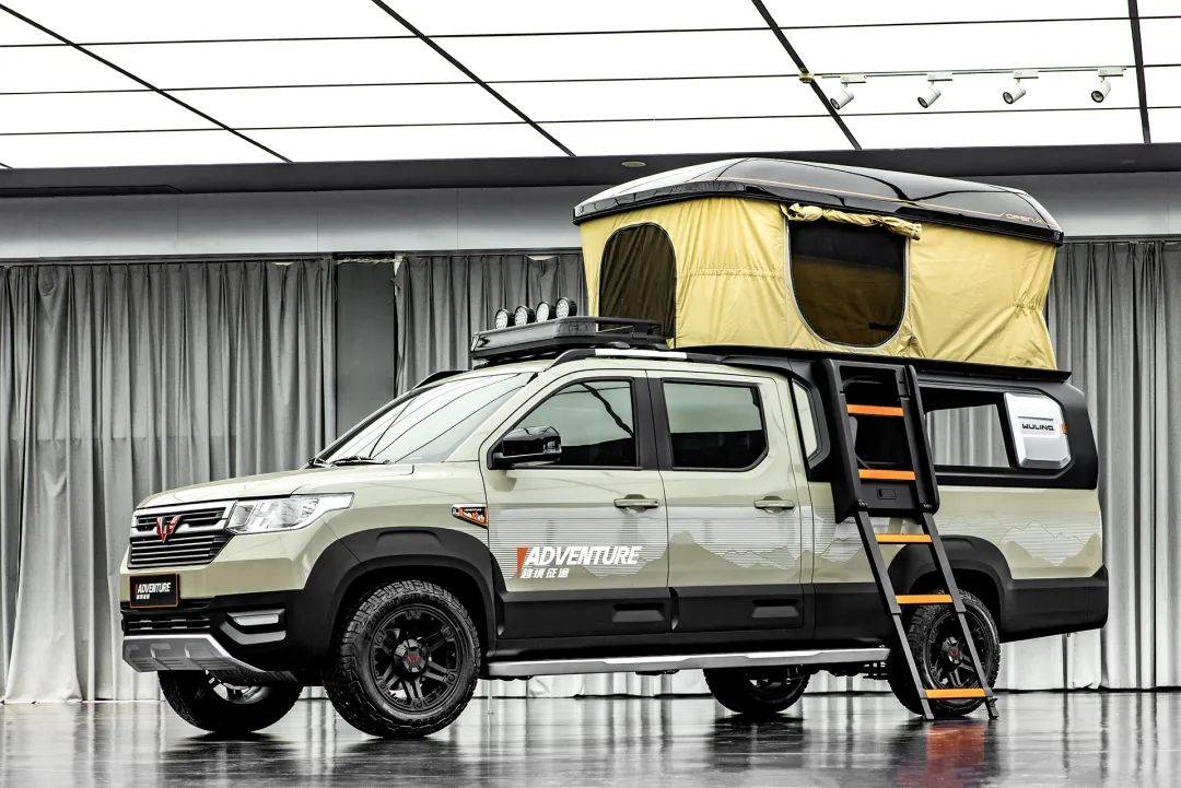 与裙板包覆使得视觉更加饱满,加装的宽脚踏板以及适合多地形越野轮胎