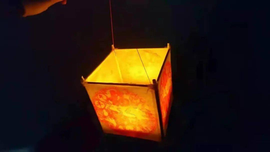 中心的老师指导下,开始了对春节传统习俗活动的探索:剪窗花,做灯笼,印