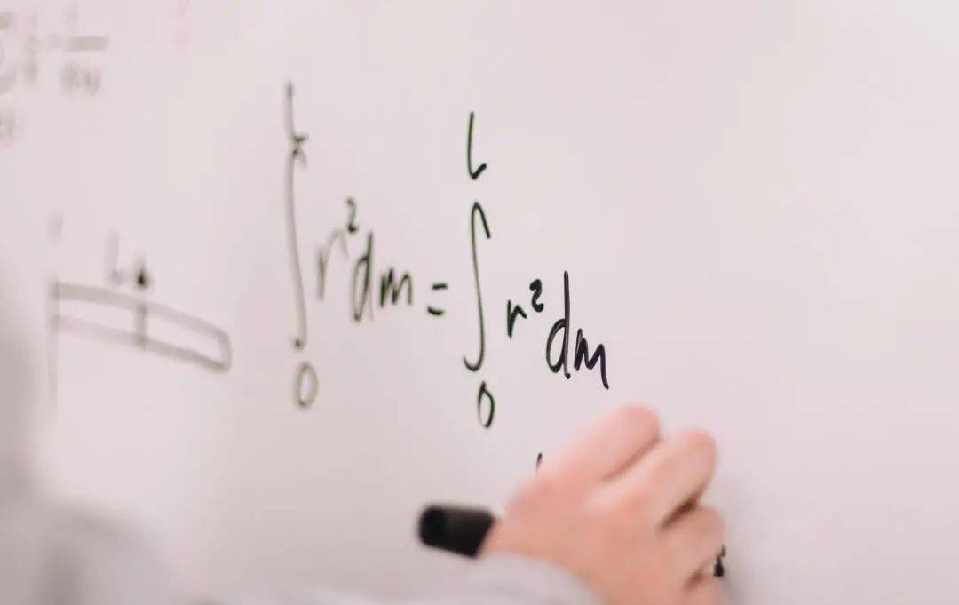 怎样才能变得更快乐更自信 c181aae630d04dc392fb407635921770.jpeg