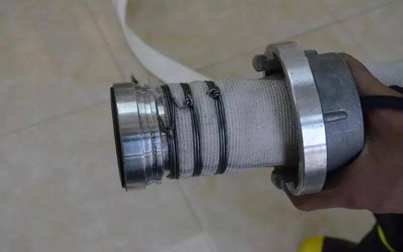 消防水带接口处还用卡扣加固呢快来看看该咋捆扎