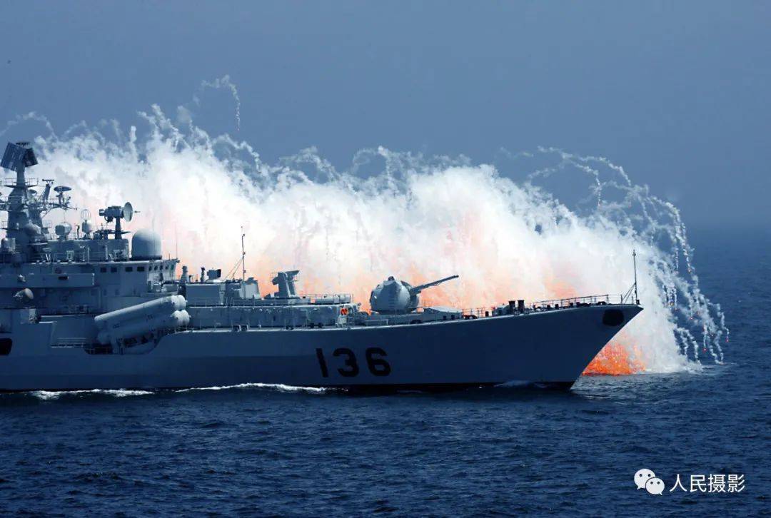 俄罗斯海军大型导弹驱逐舰在海上封锁作战中发射舰对舰导弹.
