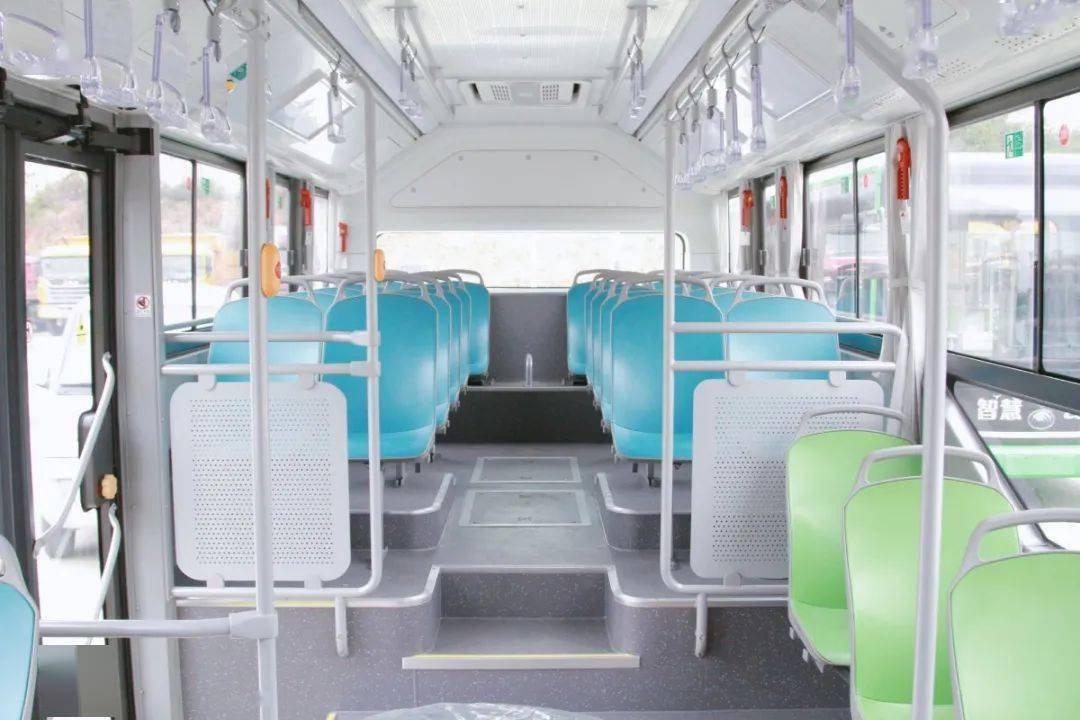 乘车把手设计人性化;新型的座椅色彩时尚,美观,尺寸合理,更符合人体