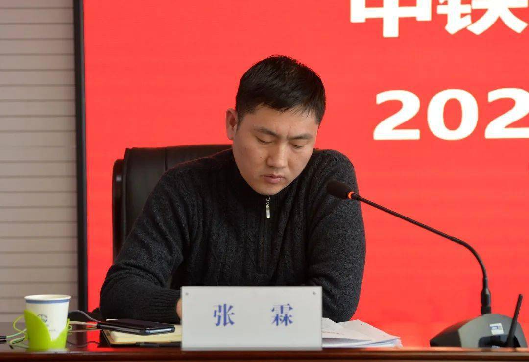 公司党委书记张宝海,总经理陈守强对二人进行颁奖,项目经理