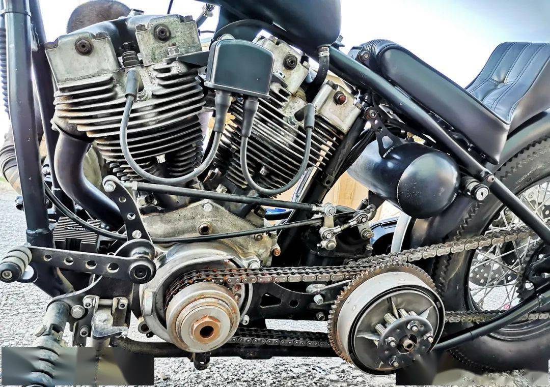 这是一台搭载着典型老款哈雷风冷 v 型两汽缸发动机的定制车,只是水平