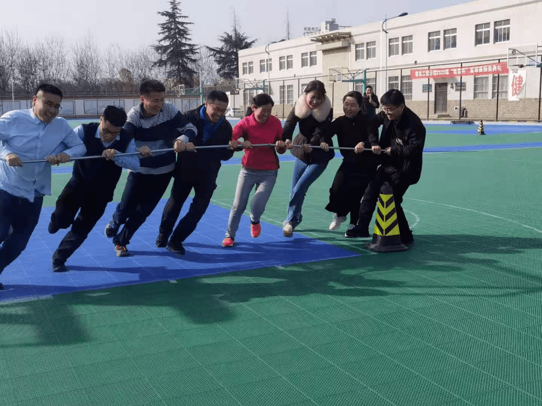 集体绕杆跑投羽毛球本次活动增强了教职工的凝聚力,增进了同事间的
