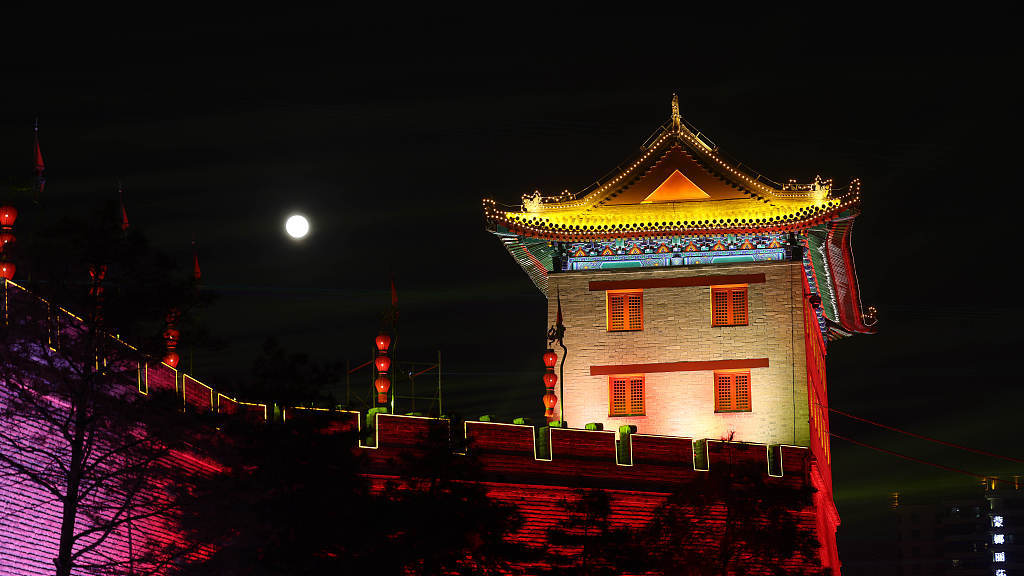 西安:皓月高悬古城夜空 景色醉人引人注目