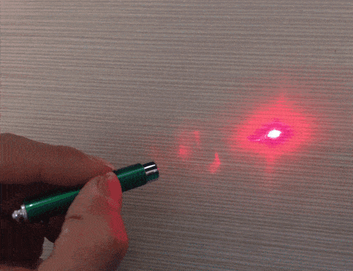 激光笔在生活中很常见,常常被用于教学演示,引导讲解,有些甚至成为