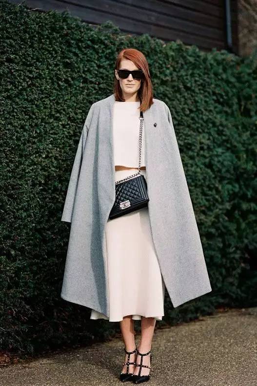 说了无数遍,大衣要披着穿才好看啊!