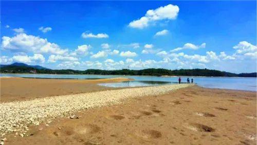 遺存位於開平富食村大沙河水庫的西北部,因水位下降庫床裸露而發現.