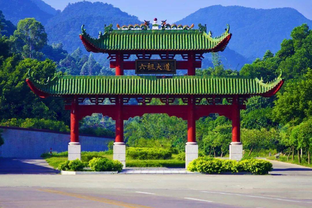 云雾缭绕的贞山  宛如仙境 ▲四会贞山云海-黄德坚 ▲四会六祖寺大道