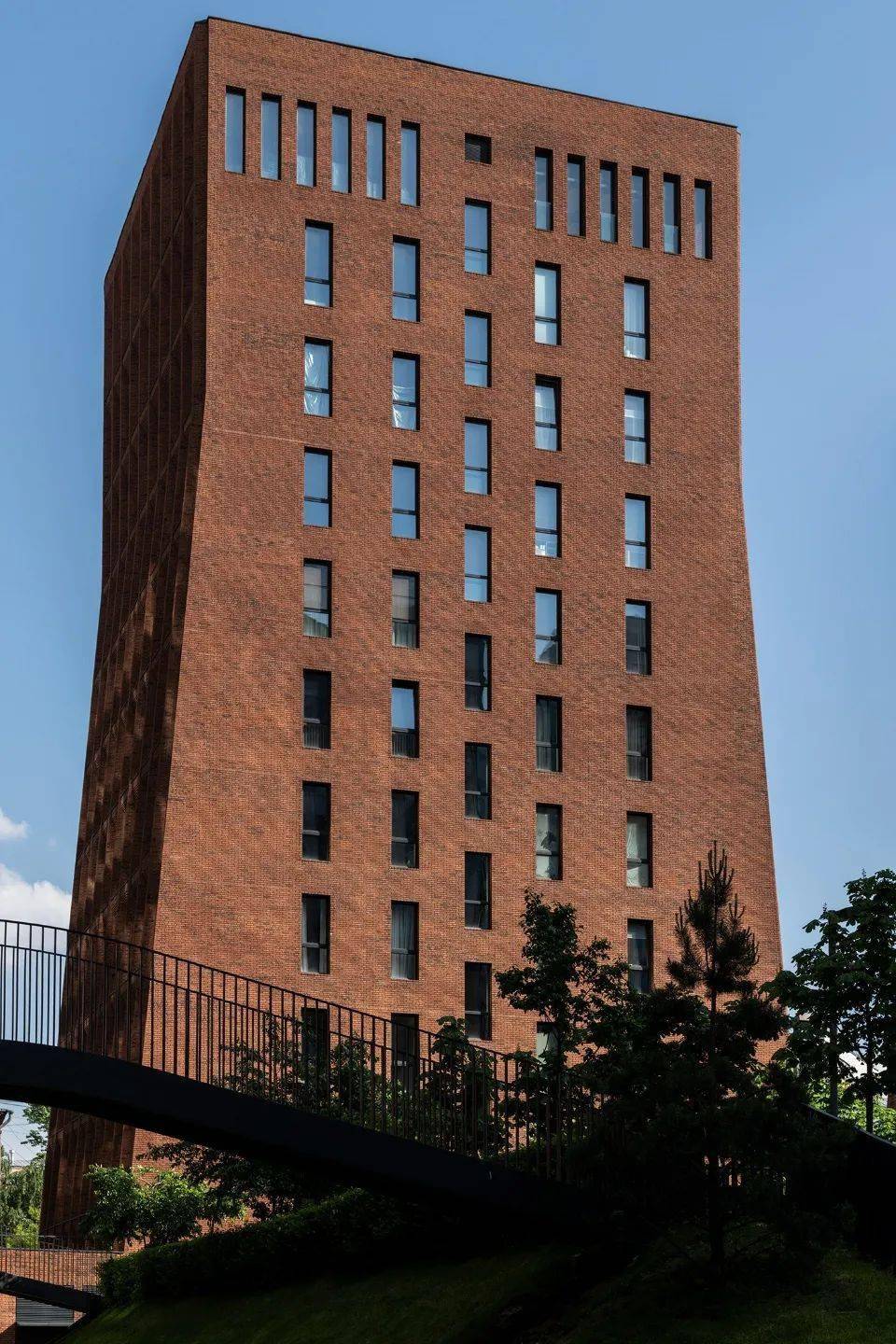 三座红砖雕塑 - kauchuk住宅塔楼 / meganom