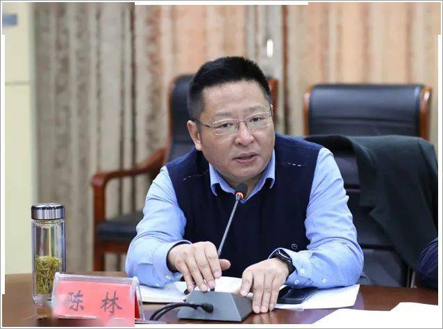 市科技工业园管委会主任刘兆龙主持会议.