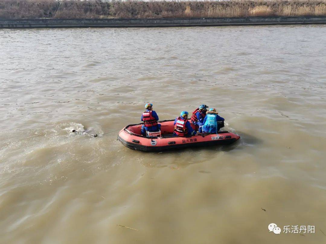 丹陽藍天救援隊9車11人攜帶救援艇,聲吶設備及打撈工具前往事發地點