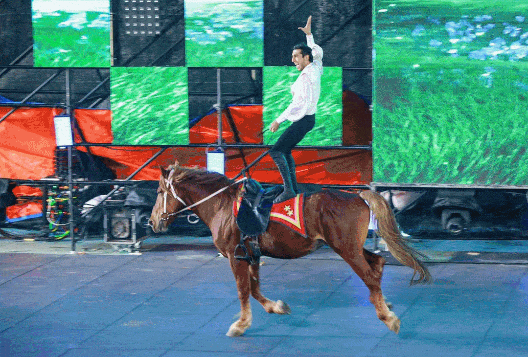 届时,国际六大名马齐聚,将在精彩特技与绚丽舞美中为观众呈现人马共舞