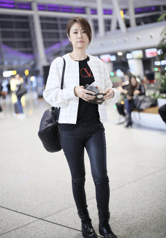 林心如当妈了也有股帅劲,小香风外套配紧身皮裤,气质真叫人心动