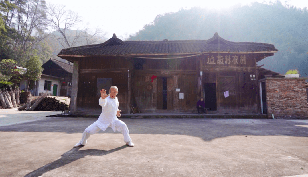 据今1700多年前三国时期,便有峨嵋拳,黑虎拳,蜘蛛拳,少林拳等在东安