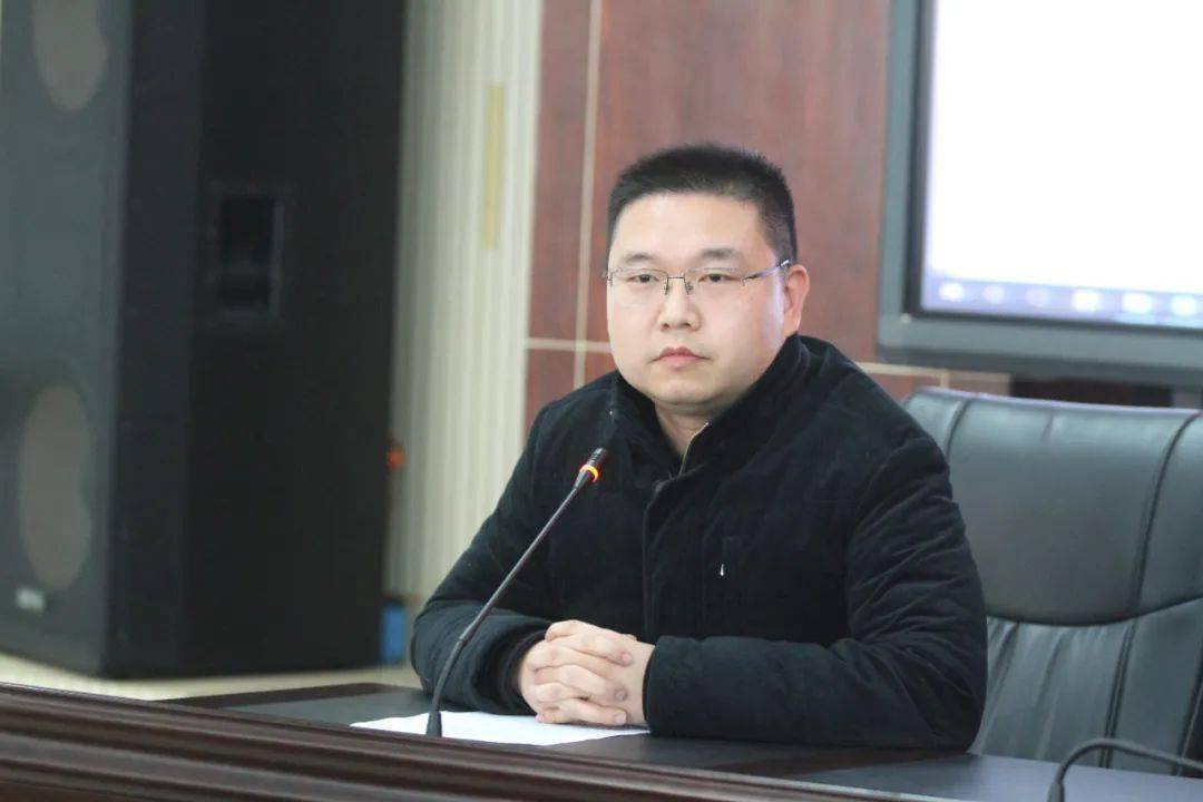 会议的第二项议程,政教主任陈桥做了寒假新冠肺炎防疫工作的布置.