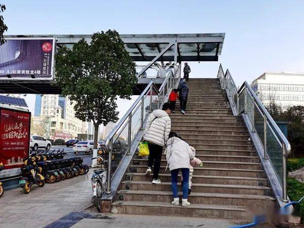 昭通大道过街天桥处行人文明了