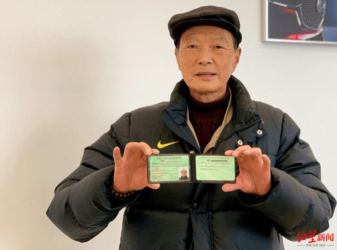 81岁老人成功申领驾驶证科目二三都一次满分过打算安全行驶20万公里