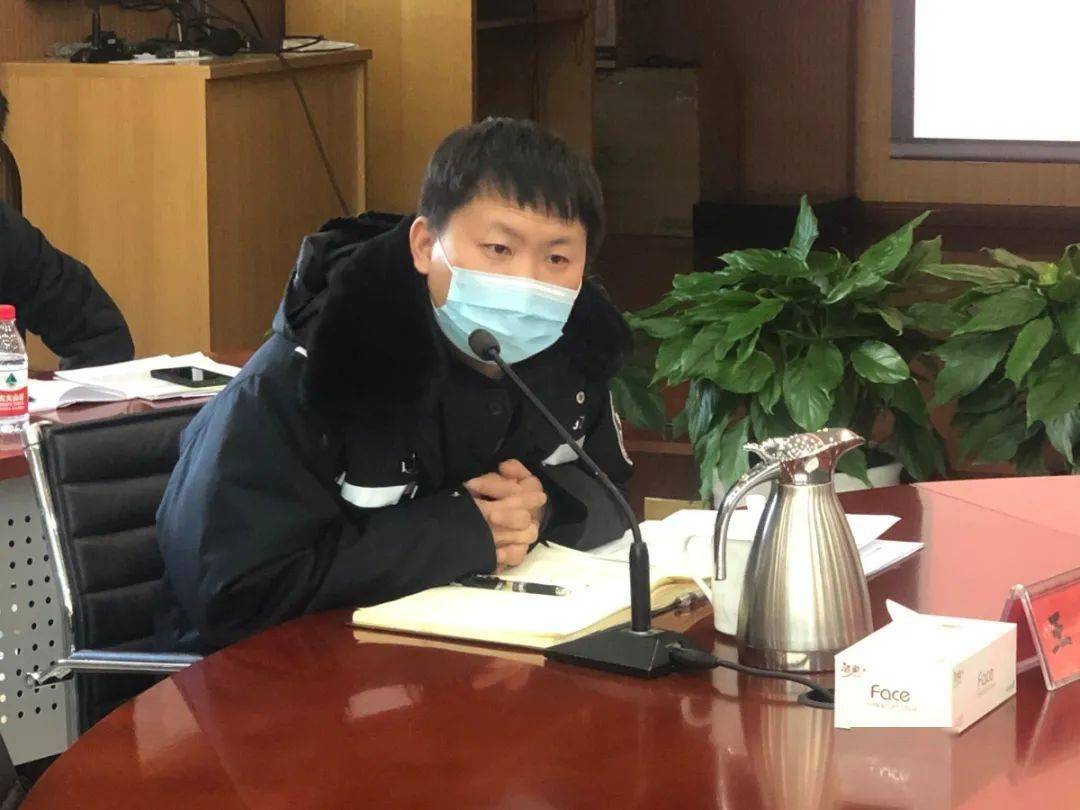 随后,南磨房派出所副所长王远通报2020年各社区发案情况,并强调春节