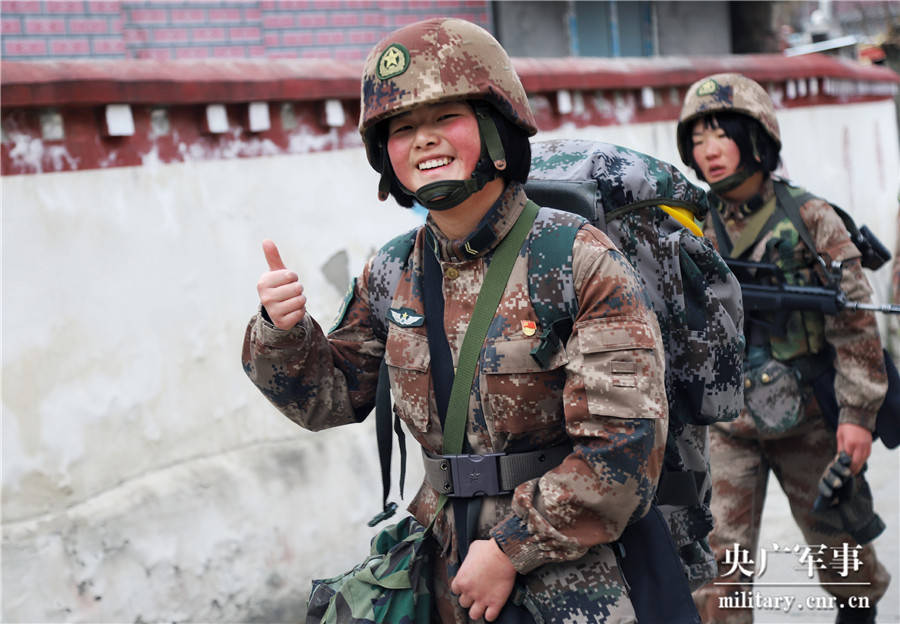 点赞铿锵玫瑰西藏军区女兵冬季拉练进行时