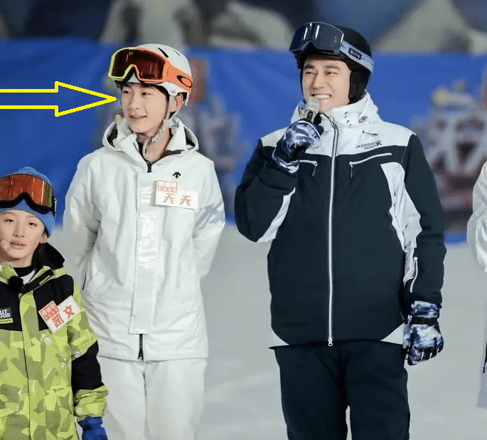 13岁天天与张亮同框,身高接近1米8,穿西服颜值高获网友称赞