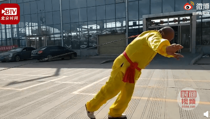 河南商丘，杨德云展示用一只耳朵拉三辆汽车和4个人的绝活，围观者看得目瞪口呆。