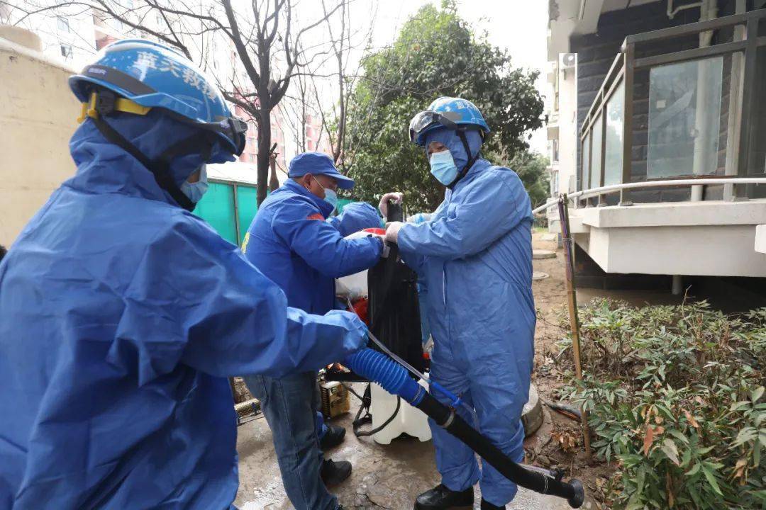 身穿防护服,肩背大功率弥雾机马鞍山市蓝天救援队消杀小组13名队员