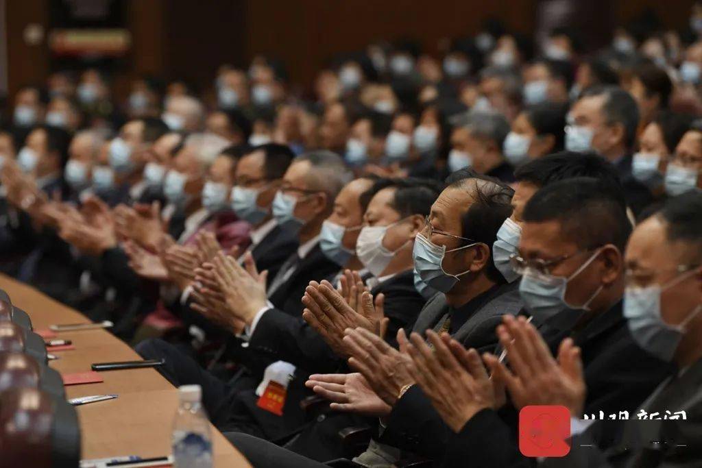闭幕会的执行主席是柯尊平,崔保华,曲木史哈,钟勉,张雨东,李昌平