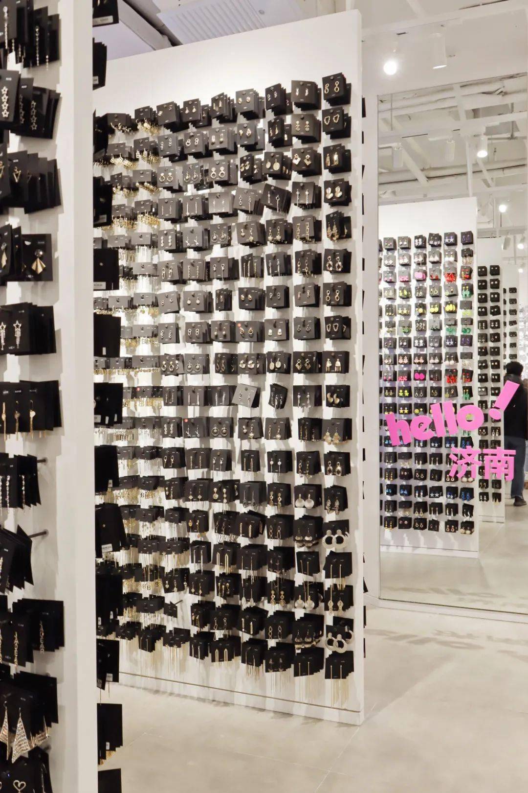 无过度包装,无流行时差,无年龄限制"为设计理念的饰品集合店,打眼一看