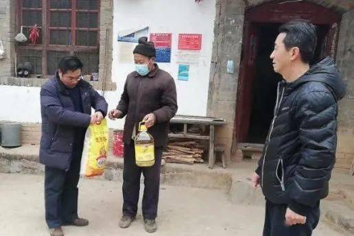 怎么又来了",看见手拿米,油走进院子的三门峡市政法委常务副书记李灵