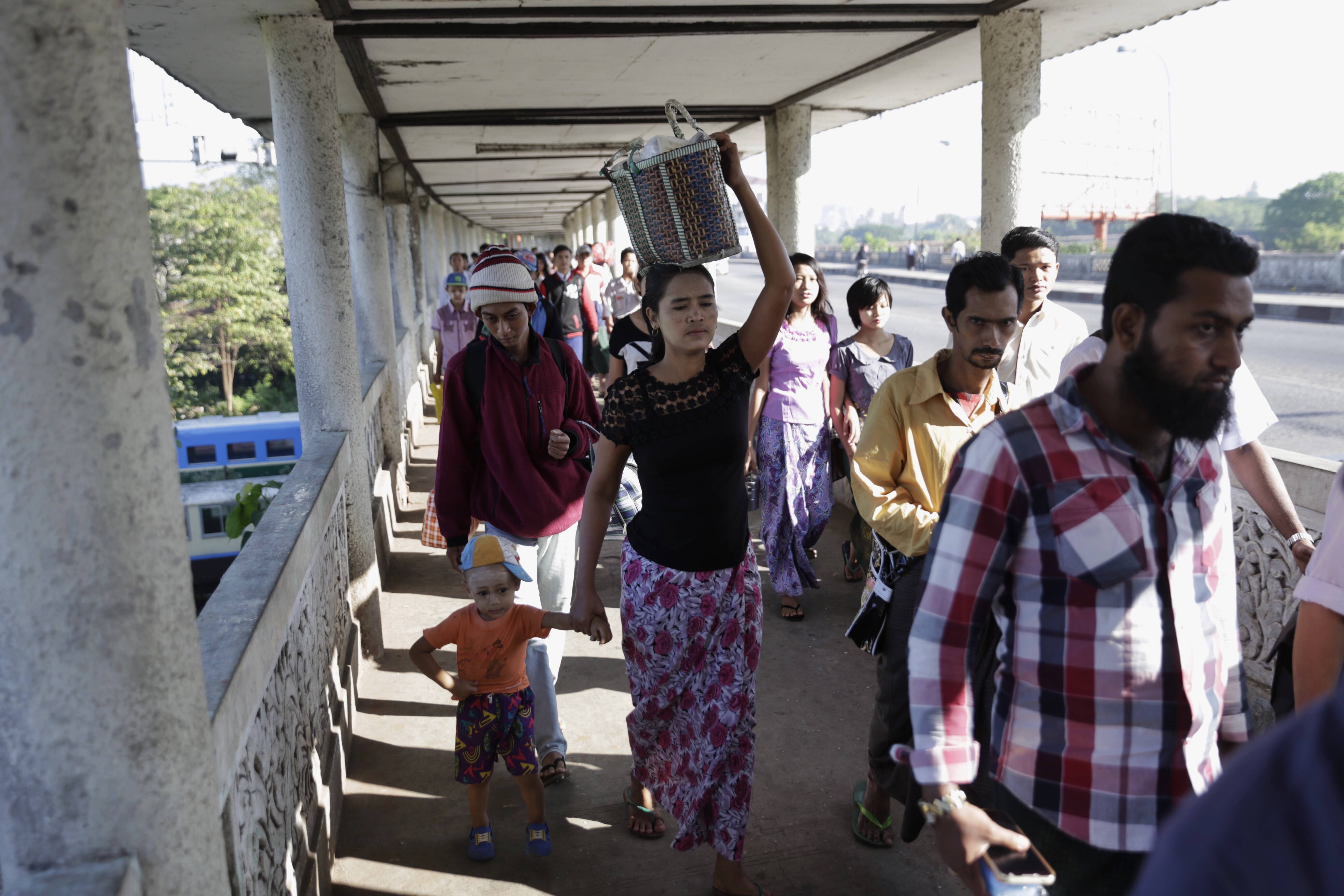 缅甸政局再动荡!街头实拍带你回顾昂山素季刚上台后的仰光