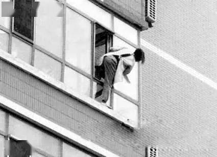 女子擦玻璃失足坠楼身亡！