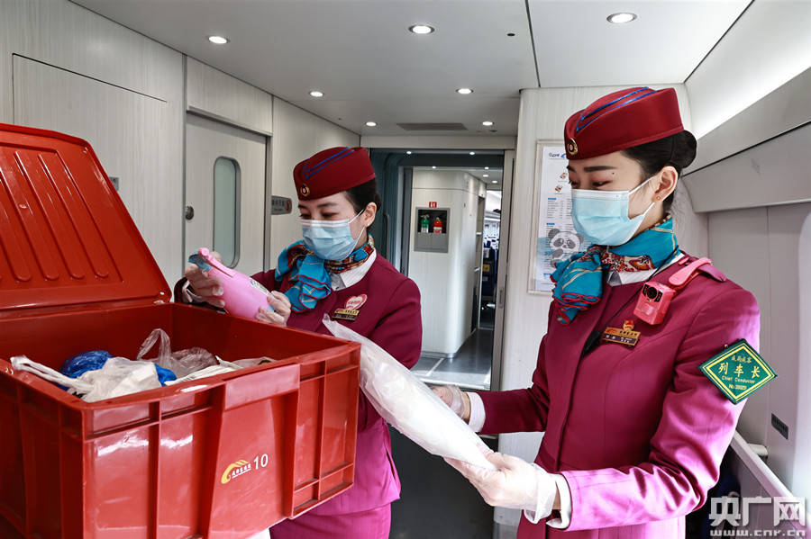 春运中的"动妹":一天站七八个小时走两万多步