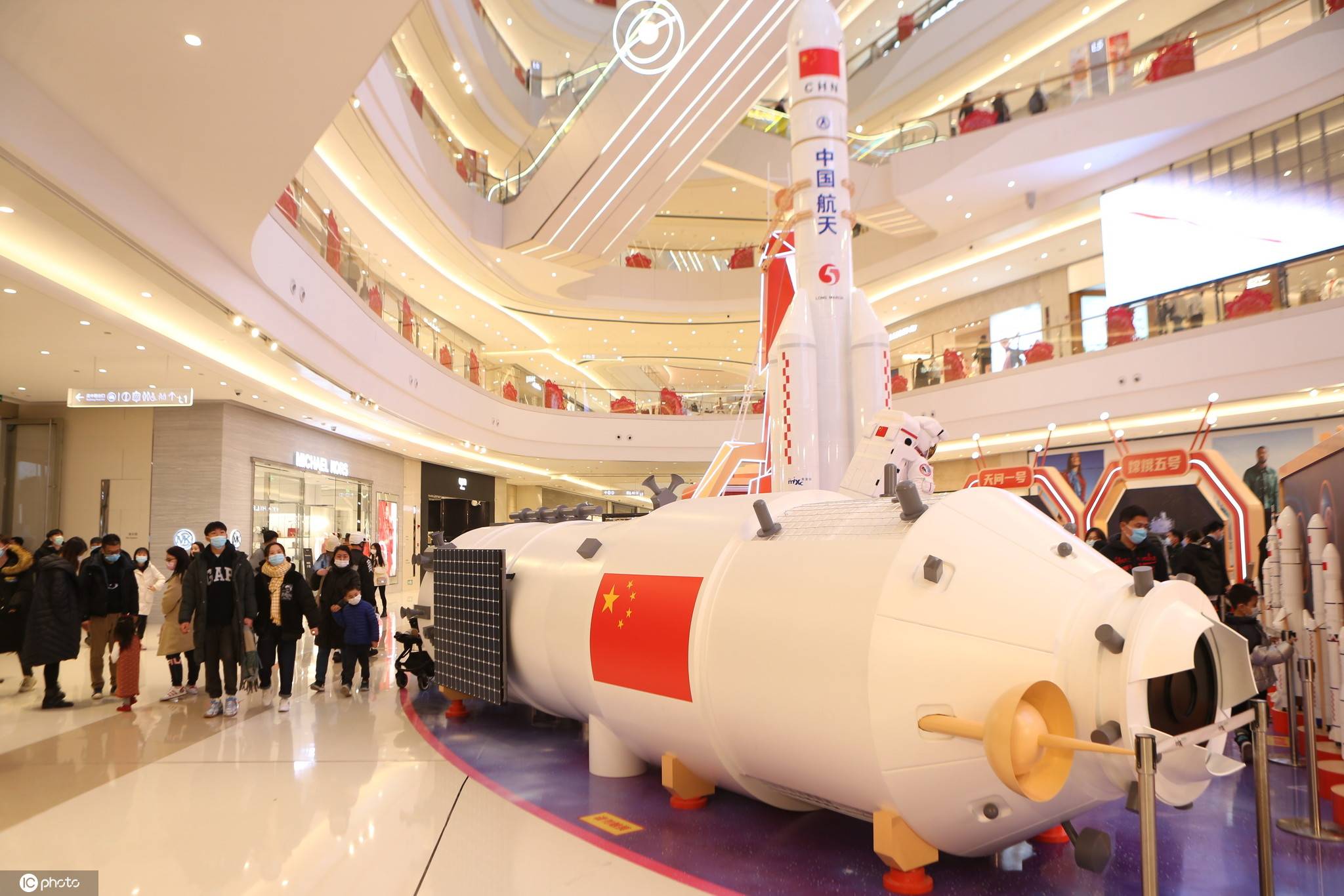 实物|中国航天实物交互展亮相上海 火箭模型吸引市民参观