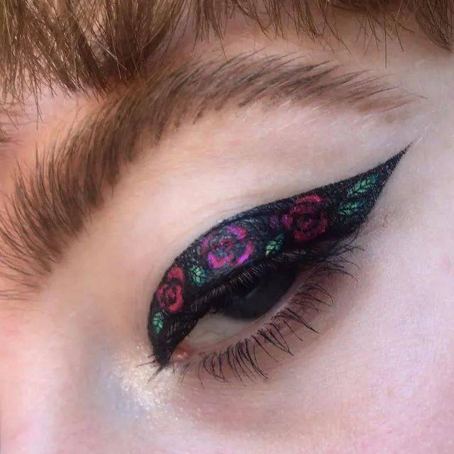 收藏在眼睛上画花