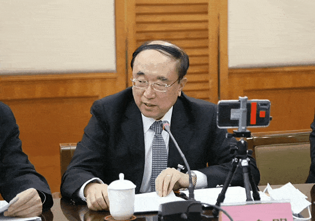 威海代表团集中审议省政府工作报告