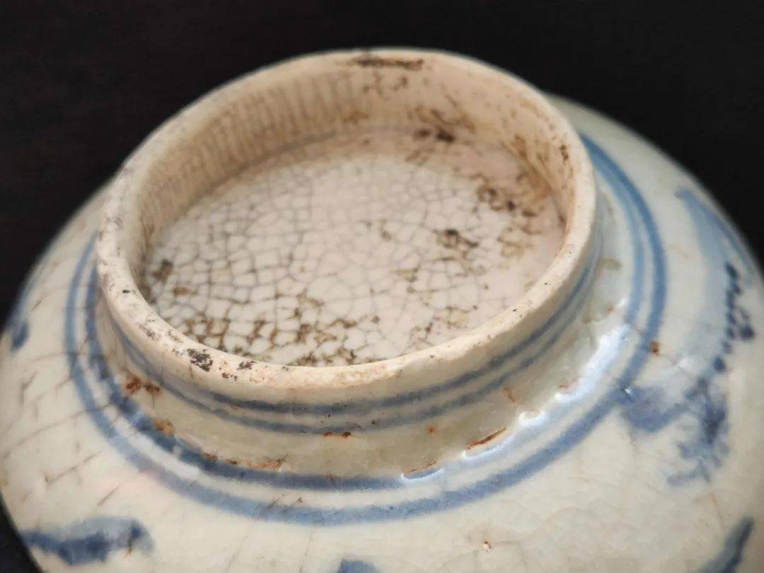 底足青花:明中期青花主要以平等青(坡塘青)为主,该青料烧出后,发色