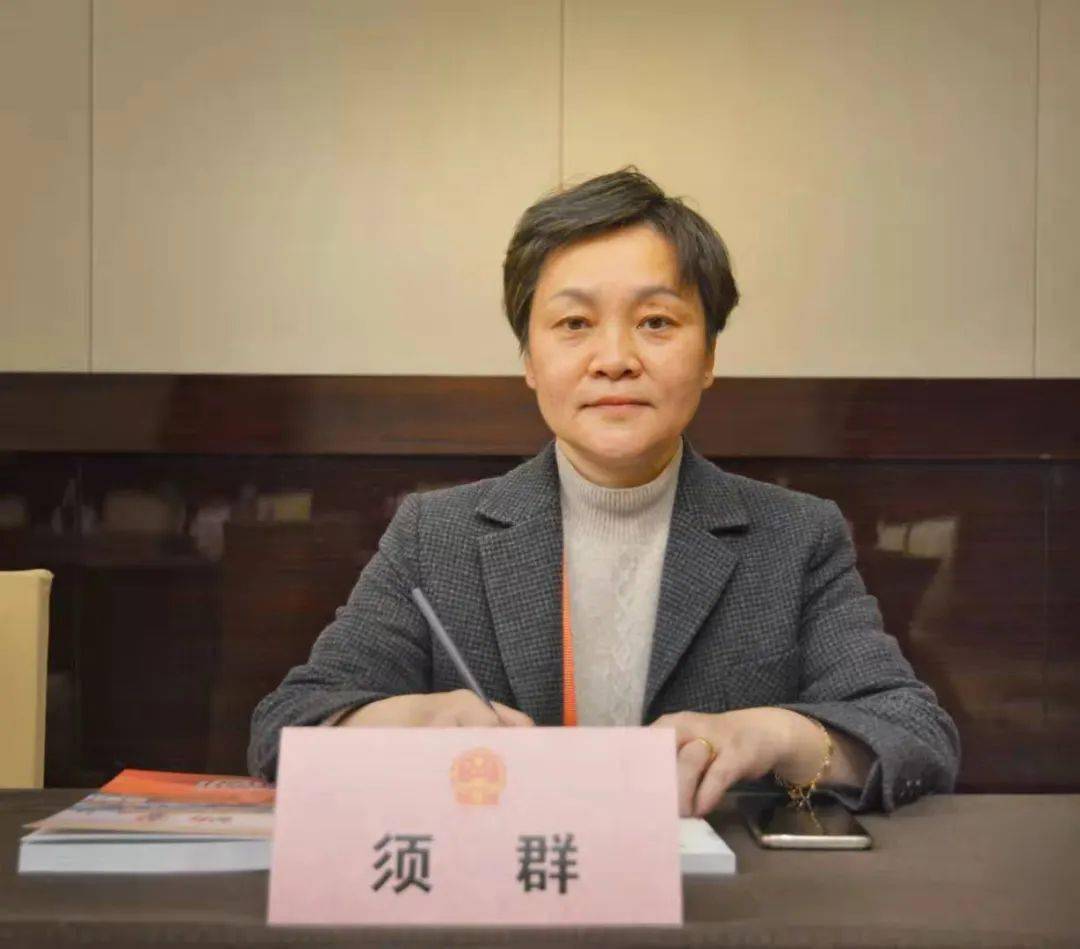 代区长周子川,区委副书记,区人大常委会主任邹士辉一行来到讨论室