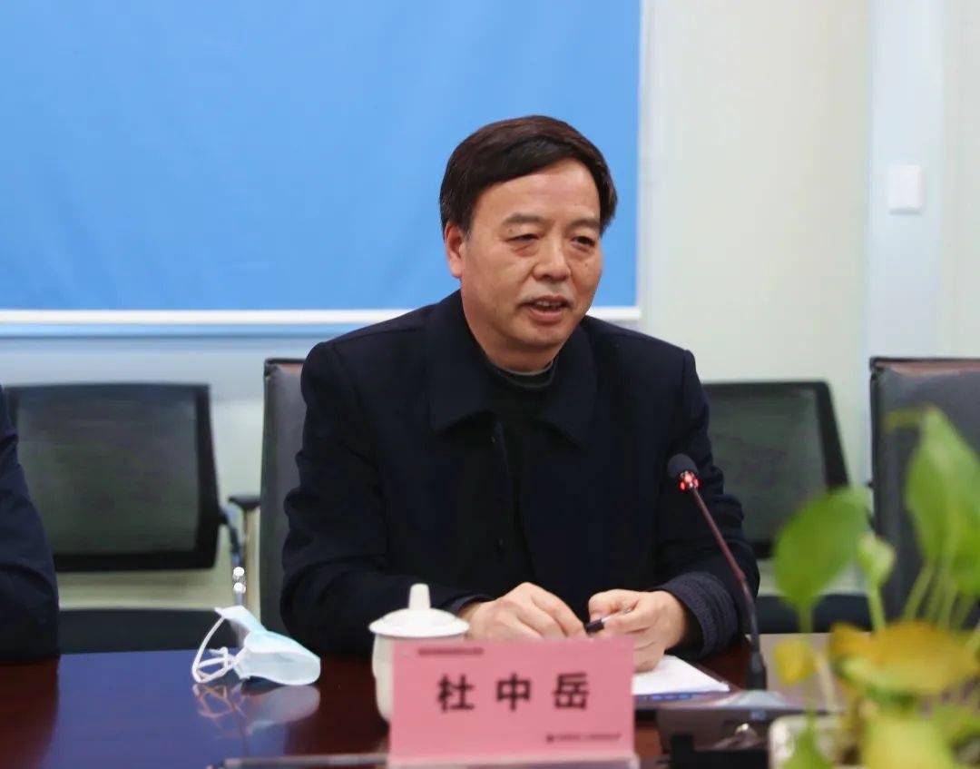 在座谈会上,杜中岳一行听取了项目负责人的汇报,并就工人就餐,住宿和