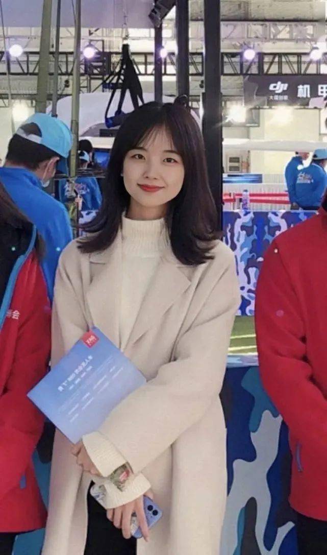 央视女记者王冰冰后台采访照穿职业装都清纯不输很多女明星