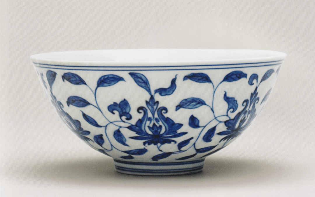 青花花卉纹宫碗(七件)36这件瓷盘用于装饰的釉下青花,发色并不均匀.