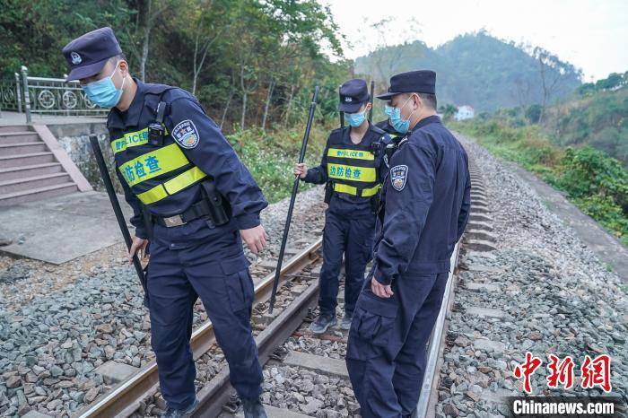 中越边境线广西边检民警战疫不松懈