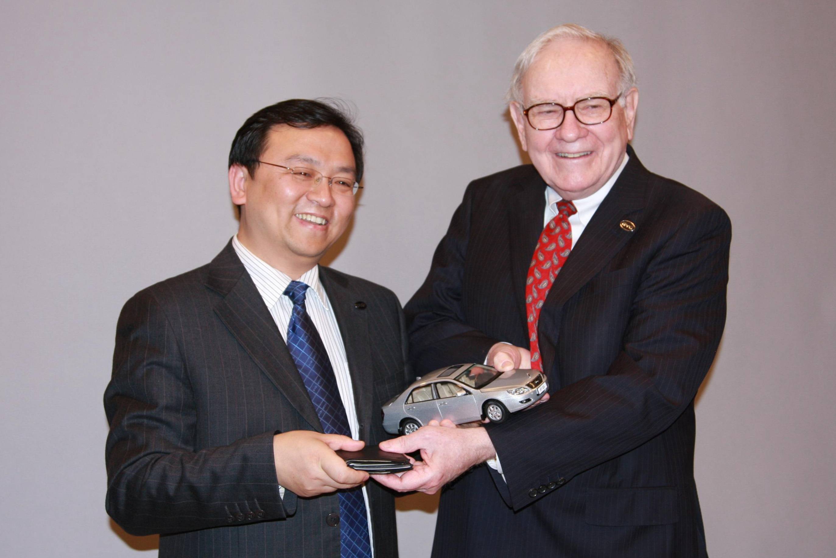 比亚迪董事长王传福(左)与巴菲特2009年,比亚迪凭借f3等车型在销量上