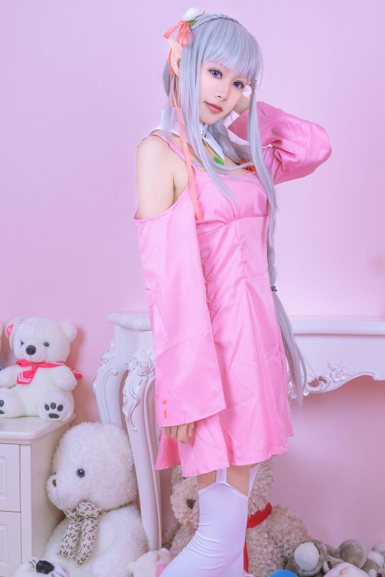 《从零开始的异世界生活》艾米莉亚粉色睡衣cosplay
