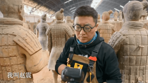 秦陵博物院负责考古挖掘的文物摄影师.他,叫赵震.