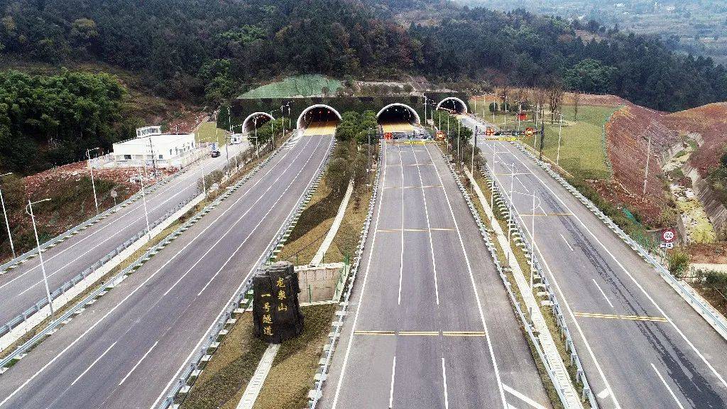 成都机场高速龙泉山 1 号隧道设计为客货分离式四洞十车道(车道布置为