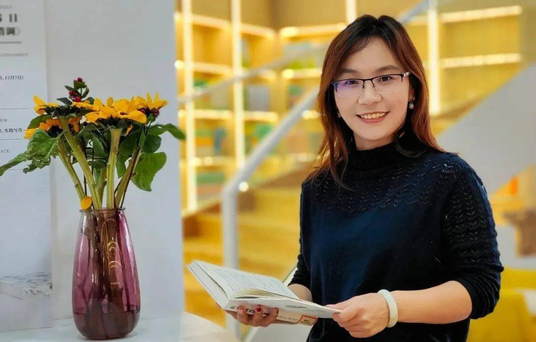 让岁月开出花来曹婷百合花教室里的生命叙事