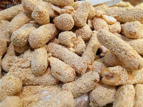 当地人在小年这天,用麦芽糖和爆米花制成爆米花糖,寓意新的一年生活