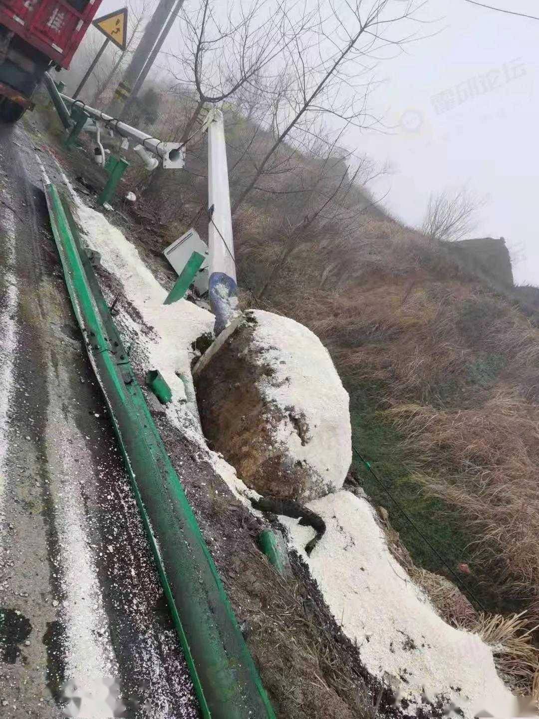 昨天早上(3日),位于霍邱开发区周楼路口测速口,发生一起交通事故